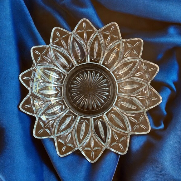 Beautiful pair of vintage Federal Glass Petal Bowls. EUC - Picture 1 of 6